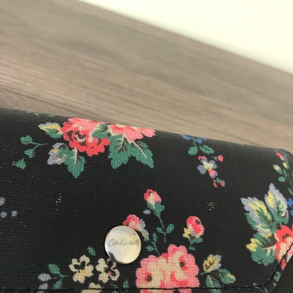 Dark navy, floral Cath Kidston wallet - Picture 3 of 8